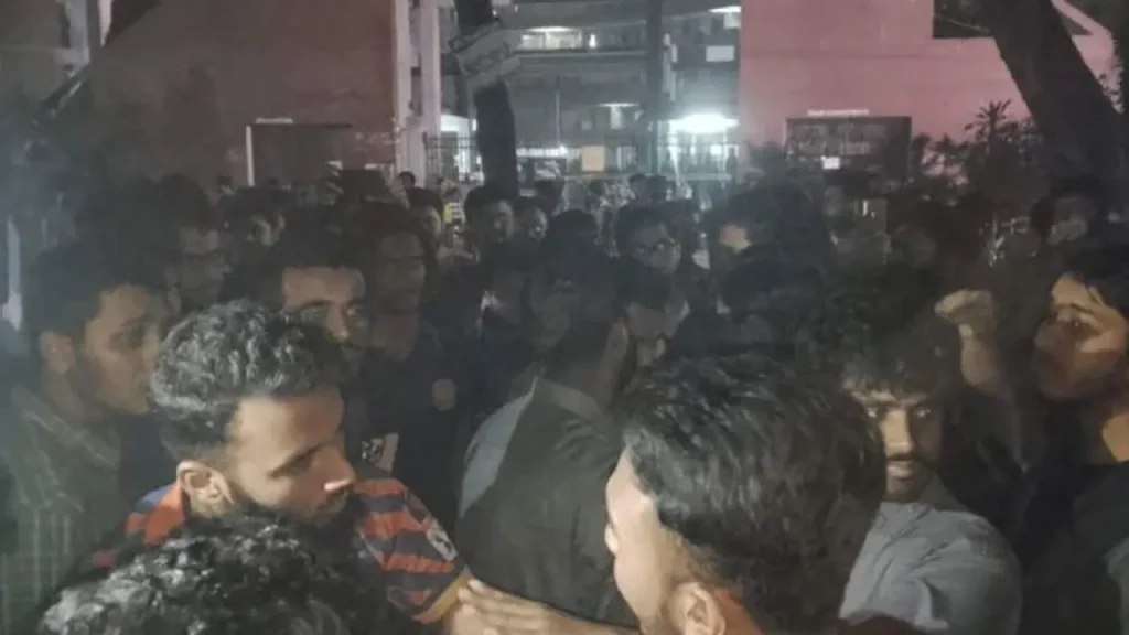 ঢাবির চার হলে সাউন্ড বক্স